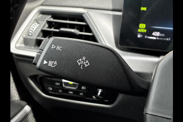 BMW 3 Serie Sedan 318i Automaat / Stoelverwarming / Parkeersensoren achter / Navigatiesysteem / Active Guard Plus / Shadow Line / Live Cockpit Plus / Cruise Control / DAB / Connected Package Professional