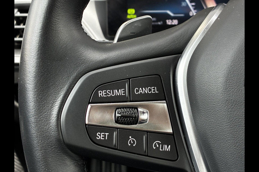 BMW 3 Serie Sedan 318i Automaat / Stoelverwarming / Parkeersensoren achter / Navigatiesysteem / Active Guard Plus / Shadow Line / Live Cockpit Plus / Cruise Control / DAB / Connected Package Professional