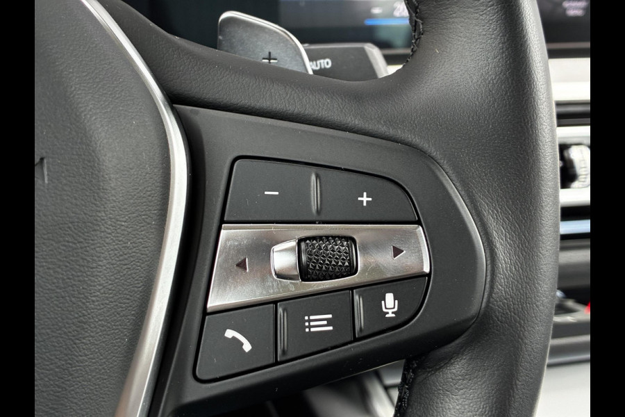 BMW 3 Serie Sedan 318i Automaat / Stoelverwarming / Parkeersensoren achter / Navigatiesysteem / Active Guard Plus / Shadow Line / Live Cockpit Plus / Cruise Control / DAB / Connected Package Professional