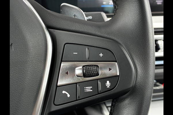 BMW 3 Serie Sedan 318i Automaat / Stoelverwarming / Parkeersensoren achter / Navigatiesysteem / Active Guard Plus / Shadow Line / Live Cockpit Plus / Cruise Control / DAB / Connected Package Professional
