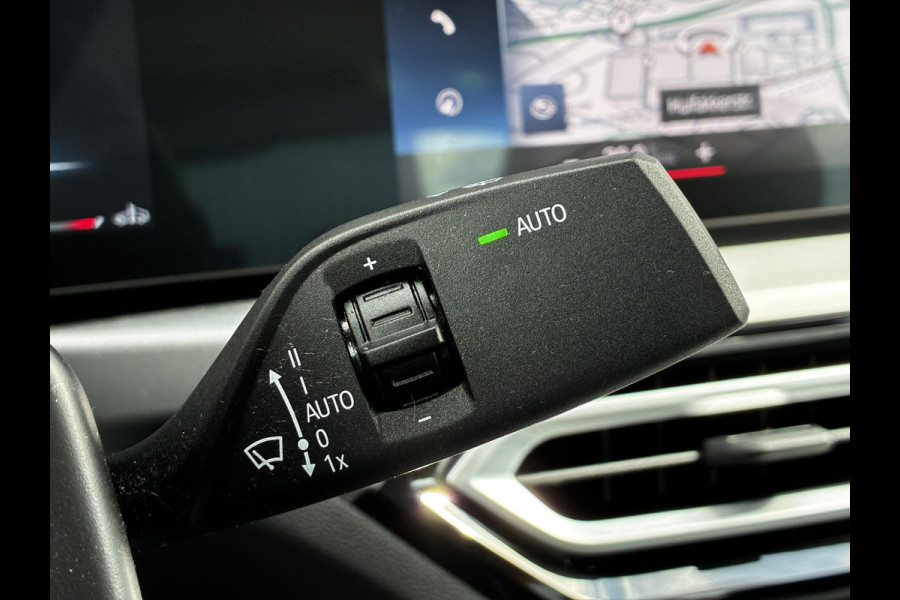 BMW 3 Serie Sedan 318i Automaat / Stoelverwarming / Parkeersensoren achter / Navigatiesysteem / Active Guard Plus / Shadow Line / Live Cockpit Plus / Cruise Control / DAB / Connected Package Professional