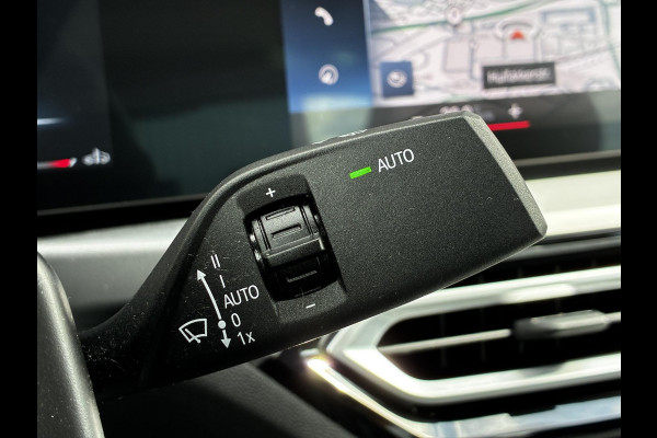 BMW 3 Serie Sedan 318i Automaat / Stoelverwarming / Parkeersensoren achter / Navigatiesysteem / Active Guard Plus / Shadow Line / Live Cockpit Plus / Cruise Control / DAB / Connected Package Professional