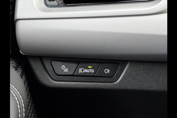 BMW 2 Serie Active Tourer 220i Automaat / Live Cockpit Professional / Navigatiesysteem / Cruise Control / Leder / Achteruitrijcamera / DAB / Parkeersensoren voor + achter / LED / Climate Control