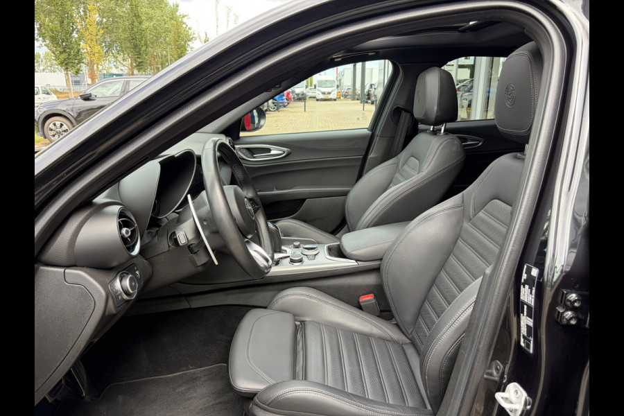 Alfa Romeo Giulia 2.0 T GME AWD Veloce | Panoramadak | 19" Velgen | Camera