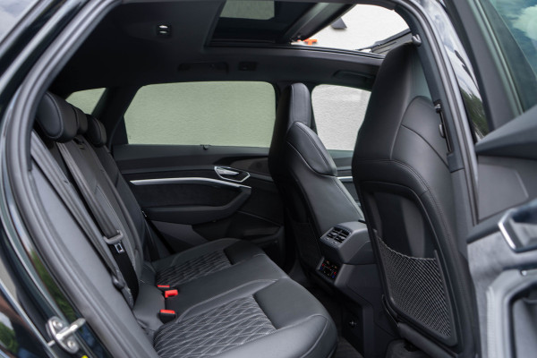 Audi e-tron S Quattro 371 kW / 360 Top View/ Softclose/ Head-up Display/ B&O/ Trekhaak/ Panoramadak/ 371kW (505 pk)