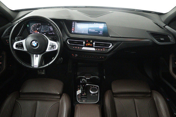 BMW 1-serie 118i Introduction Edition M Sport (PANO, M-PAKKET, CAMERA, STUURVERWARMING, SFEERVERLICHTI