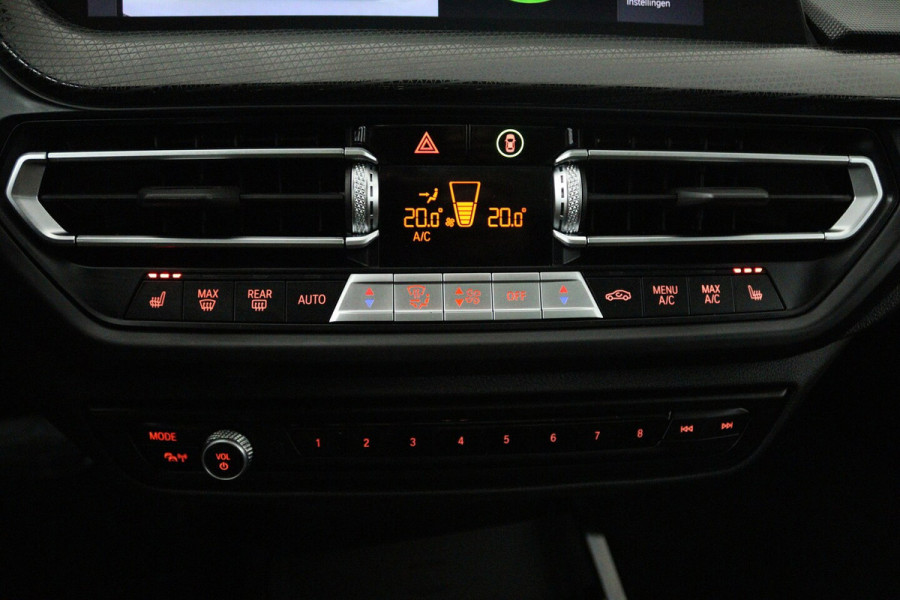 BMW 1-serie 118i Introduction Edition M Sport (PANO, M-PAKKET, CAMERA, STUURVERWARMING, SFEERVERLICHTI