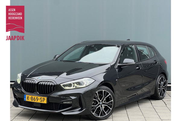 BMW 1-serie BWJ 2021 | 118i 136PK High Ex. AUTOMAAT | LEER | M-PAKKET | CLIMA | NAVI | SPORTSTOELEN | 18'' LMV | STOELVERW | CARPLAY |