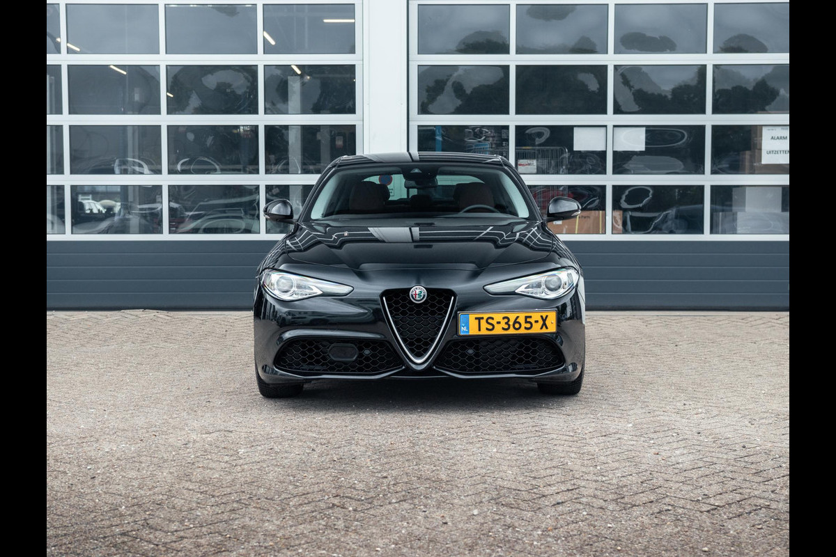 Alfa Romeo Giulia 2.0T Super | Veloce Pack | 19" | BSM | Adapt. Cruise | Xenon | Apple Carplay | PDC | Flippers | Camera | Stoel&Stuur Verw. | Premium Audio