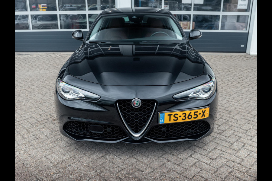 Alfa Romeo Giulia 2.0T Super | Veloce Pack | 19" | BSM | Adapt. Cruise | Xenon | Apple Carplay | PDC | Flippers | Camera | Stoel&Stuur Verw. | Premium Audio