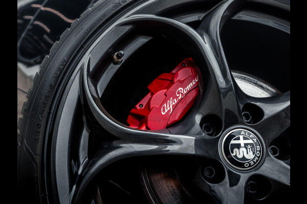 Alfa Romeo Giulia 2.0T Super | Veloce Pack | 19" | BSM | Adapt. Cruise | Xenon | Apple Carplay | PDC | Flippers | Camera | Stoel&Stuur Verw. | Premium Audio