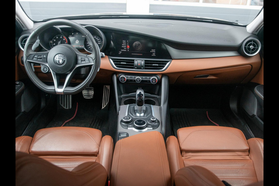 Alfa Romeo Giulia 2.0T Super | Veloce Pack | 19" | BSM | Adapt. Cruise | Xenon | Apple Carplay | PDC | Flippers | Camera | Stoel&Stuur Verw. | Premium Audio
