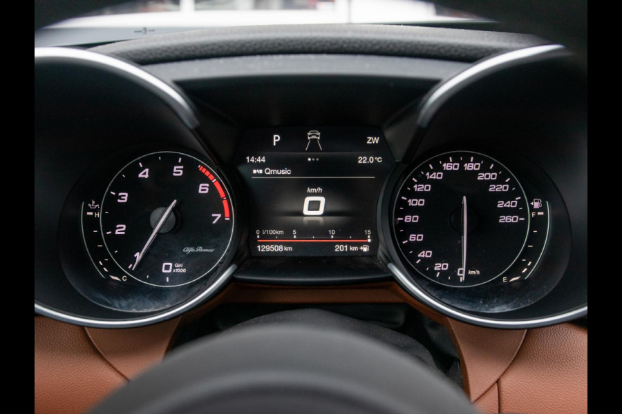 Alfa Romeo Giulia 2.0T Super | Veloce Pack | 19" | BSM | Adapt. Cruise | Xenon | Apple Carplay | PDC | Flippers | Camera | Stoel&Stuur Verw. | Premium Audio
