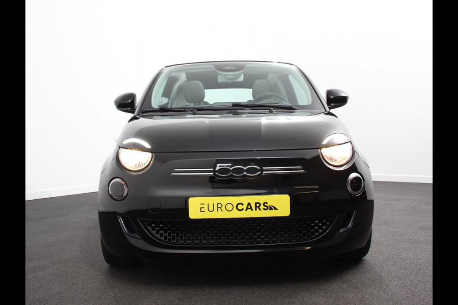 Fiat 500E C Icon 42 kWh Automaat Climate control Cruise control Parkeersensoren Achteruitrijcamera Keyless Navigatie Apple Carplay/ Android Auto Lichtmetalen velgen Radio