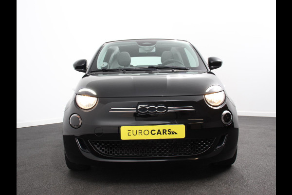 Fiat 500E C Icon 42 kWh Automaat Climate control Cruise control Parkeersensoren Achteruitrijcamera Keyless Navigatie Apple Carplay/ Android Auto Lichtmetalen velgen Radio
