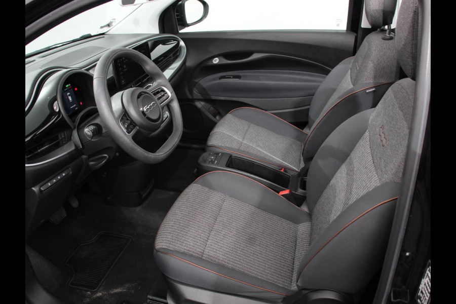 Fiat 500E C Icon 42 kWh Automaat Climate control Cruise control Parkeersensoren Achteruitrijcamera Keyless Navigatie Apple Carplay/ Android Auto Lichtmetalen velgen Radio