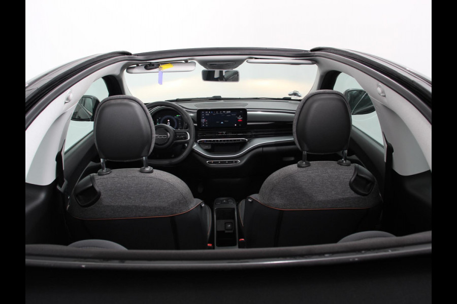 Fiat 500E C Icon 42 kWh Automaat Climate control Cruise control Parkeersensoren Achteruitrijcamera Keyless Navigatie Apple Carplay/ Android Auto Lichtmetalen velgen Radio