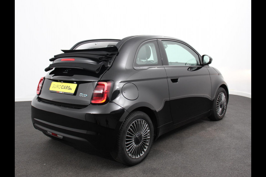 Fiat 500E C Icon 42 kWh Automaat Climate control Cruise control Parkeersensoren Achteruitrijcamera Keyless Navigatie Apple Carplay/ Android Auto Lichtmetalen velgen Radio