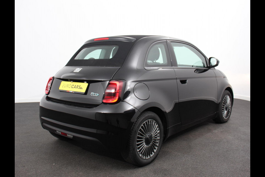 Fiat 500E C Icon 42 kWh Automaat Climate control Cruise control Parkeersensoren Achteruitrijcamera Keyless Navigatie Apple Carplay/ Android Auto Lichtmetalen velgen Radio