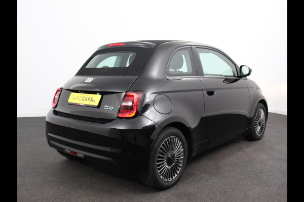 Fiat 500E C Icon 42 kWh Automaat Climate control Cruise control Parkeersensoren Achteruitrijcamera Keyless Navigatie Apple Carplay/ Android Auto Lichtmetalen velgen Radio