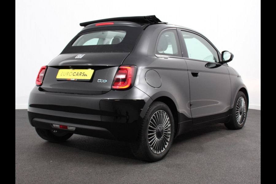 Fiat 500E C Icon 42 kWh Automaat Climate control Cruise control Parkeersensoren Achteruitrijcamera Keyless Navigatie Apple Carplay/ Android Auto Lichtmetalen velgen Radio