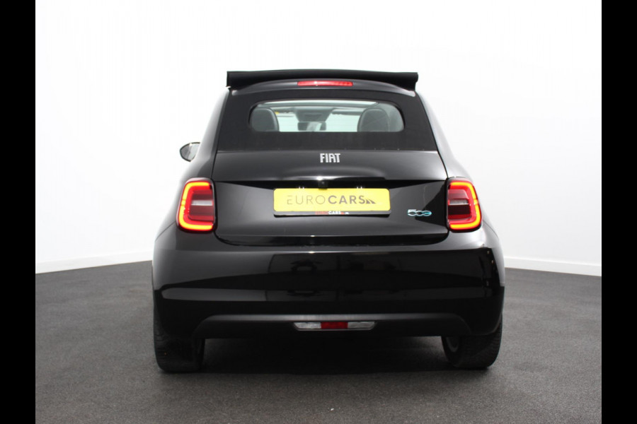 Fiat 500E C Icon 42 kWh Automaat Climate control Cruise control Parkeersensoren Achteruitrijcamera Keyless Navigatie Apple Carplay/ Android Auto Lichtmetalen velgen Radio