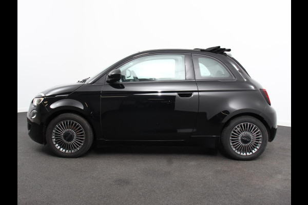 Fiat 500E C Icon 42 kWh Automaat Climate control Cruise control Parkeersensoren Achteruitrijcamera Keyless Navigatie Apple Carplay/ Android Auto Lichtmetalen velgen Radio