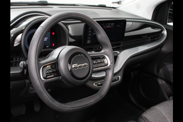 Fiat 500E C Icon 42 kWh Automaat Climate control Cruise control Parkeersensoren Achteruitrijcamera Keyless Navigatie Apple Carplay/ Android Auto Lichtmetalen velgen Radio