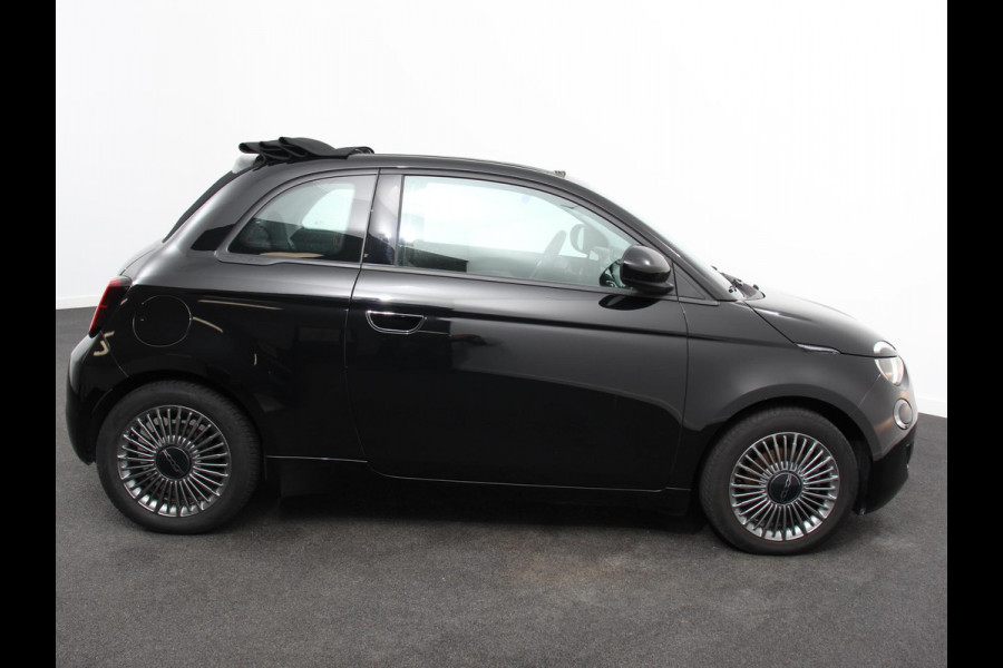 Fiat 500E C Icon 42 kWh Automaat Climate control Cruise control Parkeersensoren Achteruitrijcamera Keyless Navigatie Apple Carplay/ Android Auto Lichtmetalen velgen Radio