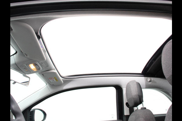 Fiat 500E C Icon 42 kWh Automaat Climate control Cruise control Parkeersensoren Achteruitrijcamera Keyless Navigatie Apple Carplay/ Android Auto Lichtmetalen velgen Radio