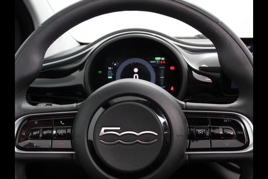 Fiat 500E C Icon 42 kWh Automaat Climate control Cruise control Parkeersensoren Achteruitrijcamera Keyless Navigatie Apple Carplay/ Android Auto Lichtmetalen velgen Radio