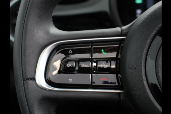 Fiat 500E C Icon 42 kWh Automaat Climate control Cruise control Parkeersensoren Achteruitrijcamera Keyless Navigatie Apple Carplay/ Android Auto Lichtmetalen velgen Radio