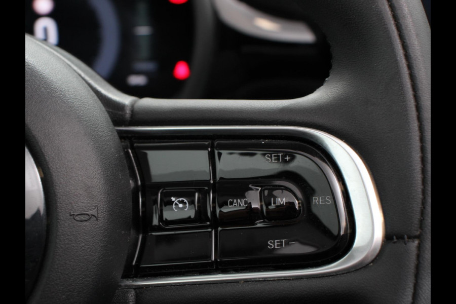 Fiat 500E C Icon 42 kWh Automaat Climate control Cruise control Parkeersensoren Achteruitrijcamera Keyless Navigatie Apple Carplay/ Android Auto Lichtmetalen velgen Radio