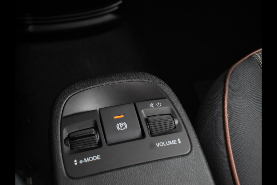 Fiat 500E C Icon 42 kWh Automaat Climate control Cruise control Parkeersensoren Achteruitrijcamera Keyless Navigatie Apple Carplay/ Android Auto Lichtmetalen velgen Radio