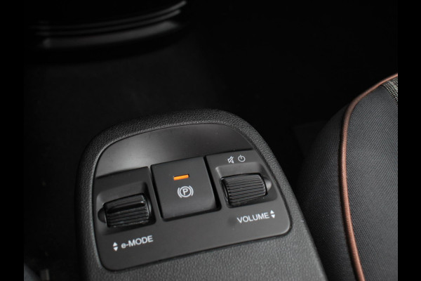 Fiat 500E C Icon 42 kWh Automaat Climate control Cruise control Parkeersensoren Achteruitrijcamera Keyless Navigatie Apple Carplay/ Android Auto Lichtmetalen velgen Radio