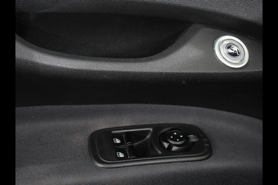 Fiat 500E C Icon 42 kWh Automaat Climate control Cruise control Parkeersensoren Achteruitrijcamera Keyless Navigatie Apple Carplay/ Android Auto Lichtmetalen velgen Radio