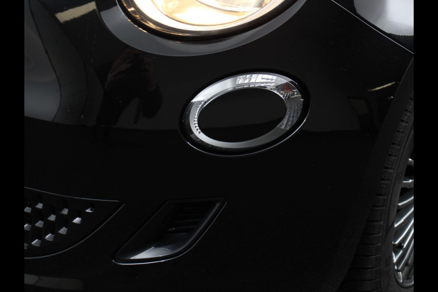 Fiat 500E C Icon 42 kWh Automaat Climate control Cruise control Parkeersensoren Achteruitrijcamera Keyless Navigatie Apple Carplay/ Android Auto Lichtmetalen velgen Radio