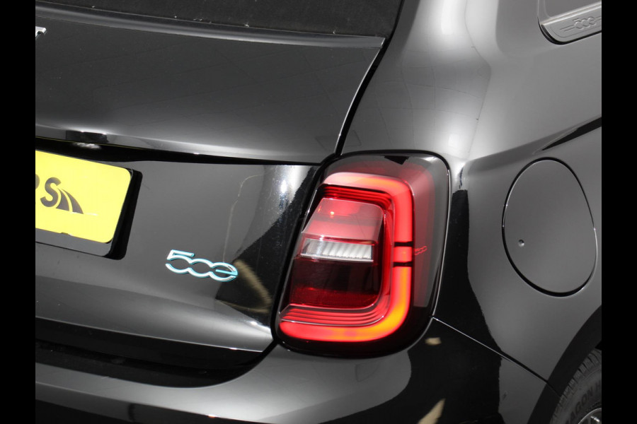 Fiat 500E C Icon 42 kWh Automaat Climate control Cruise control Parkeersensoren Achteruitrijcamera Keyless Navigatie Apple Carplay/ Android Auto Lichtmetalen velgen Radio