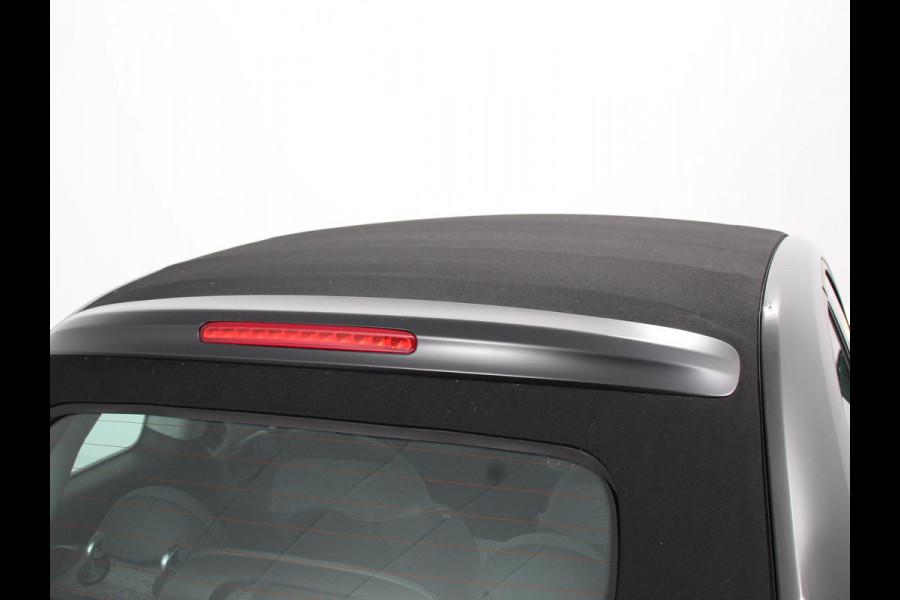 Fiat 500E C Icon 42 kWh Automaat Climate control Cruise control Parkeersensoren Achteruitrijcamera Keyless Navigatie Apple Carplay/ Android Auto Lichtmetalen velgen Radio