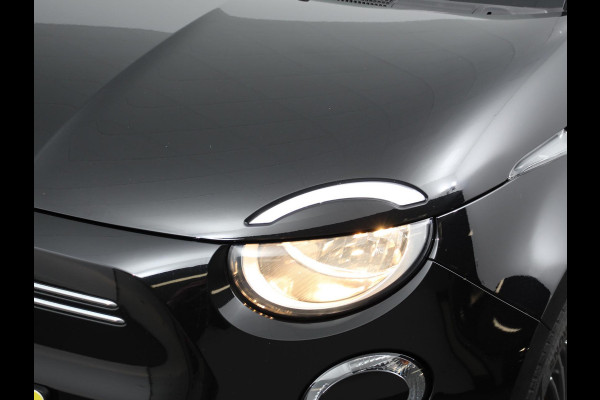 Fiat 500E C Icon 42 kWh Automaat Climate control Cruise control Parkeersensoren Achteruitrijcamera Keyless Navigatie Apple Carplay/ Android Auto Lichtmetalen velgen Radio