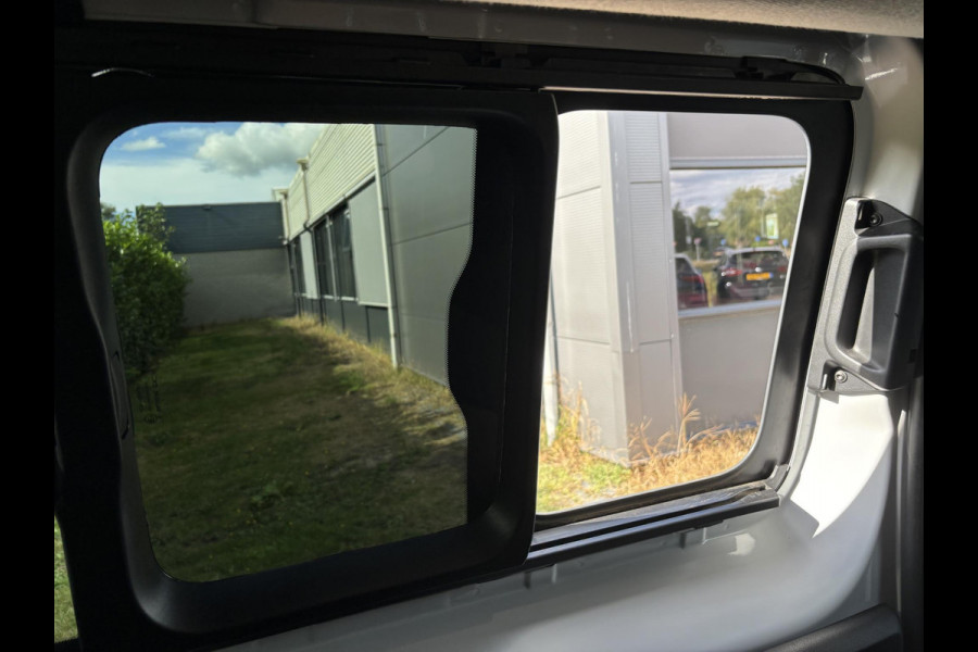 Opel Vivaro-e Combi L2H1 50 kWh 136 PK | 9.585 KM! | Climate Control | 9-persoons | Dubbele Zij-Schuifdeur | Privacy-Glass