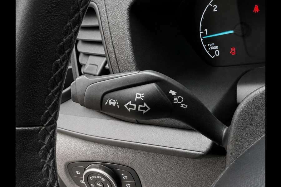 Ford Transit Custom 300 2.0 TDCI L2H1 Trend Trekhaak Navigatie Achteruitrijcamera Cruise Control Bluetooth Airco DAB  Zijschuifdeur Rechts Voorruitverwarming Parkeersensoren voor en Achter