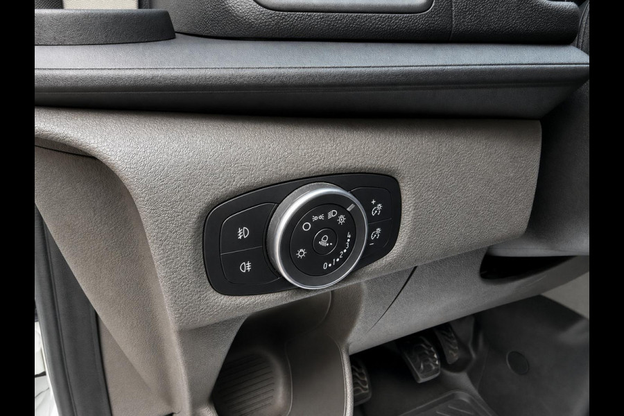 Ford Transit Custom 300 2.0 TDCI L2H1 Trend Trekhaak Navigatie Achteruitrijcamera Cruise Control Bluetooth Airco DAB  Zijschuifdeur Rechts Voorruitverwarming Parkeersensoren voor en Achter