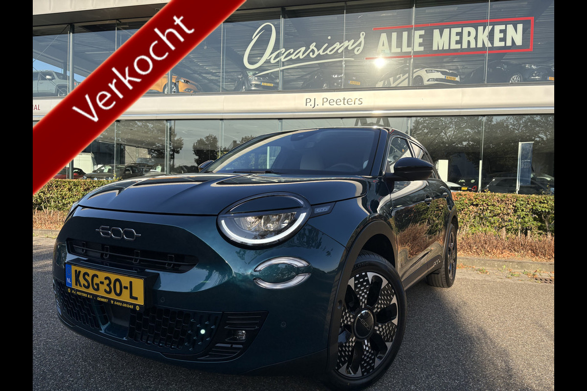 Fiat 600E La Prima 54 kWh Achteruitrijcamera - Airco - Apple carplay - Parkeersensoren - Navigatie - Draadloze telefoonoplader - Stoelverwarming - Voorstoelen met massagefunctie - Led verlichting - Bluetooth - Cruise control - Dodehoek detectie - Keyless start/ entry - Licht metalen velgen 18 inch - Stuur multifunctioneel