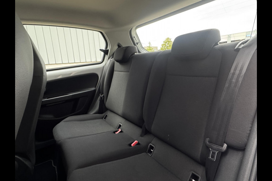 Volkswagen up! 1.0 | Airco | CC | Camera | Stoelverwarming | Navi via App | DAB+ |