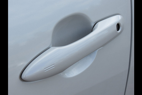 Toyota Yaris 1.5 Hybrid Executive Bi-Tone | LED KOPLAMPEN | NIEUWE ALL-SEASON BANDEN | LEDER | APPLE CARPLAY | STOELVERWARMING |