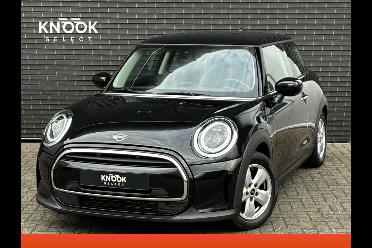 MINI Hatchback Cooper Essential Automaat 3 deurs / Navigatiesysteem / Climate Control / Parkeersensoren achter / Bluetooth / Driving Assistant / LED / Lichtpakket / DAB / Sfeerverlichting