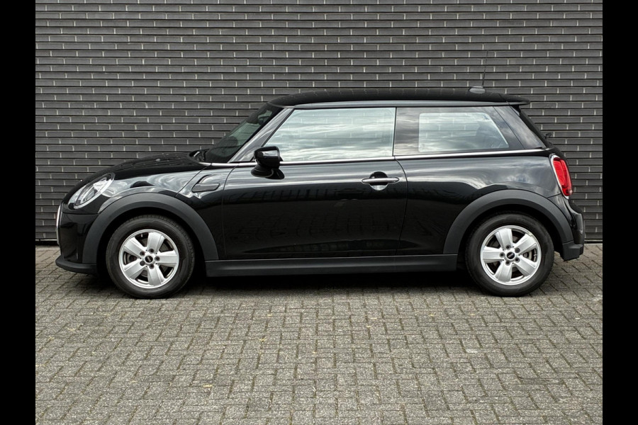 MINI Hatchback Cooper Essential Automaat 3 deurs / Navigatiesysteem / Climate Control / Parkeersensoren achter / Bluetooth / Driving Assistant / LED / Lichtpakket / DAB / Sfeerverlichting