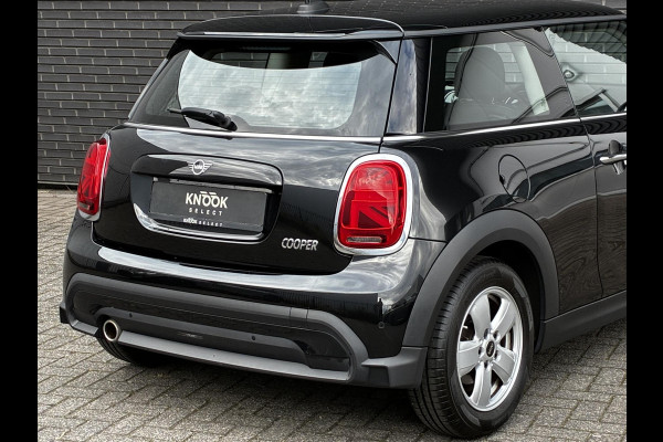 MINI Hatchback Cooper Essential Automaat 3 deurs / Navigatiesysteem / Climate Control / Parkeersensoren achter / Bluetooth / Driving Assistant / LED / Lichtpakket / DAB / Sfeerverlichting