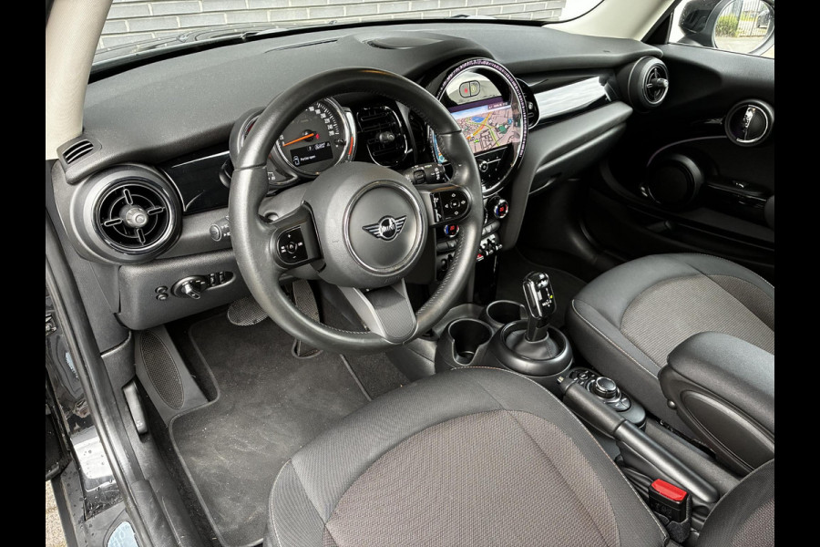 MINI Hatchback Cooper Essential Automaat 3 deurs / Navigatiesysteem / Climate Control / Parkeersensoren achter / Bluetooth / Driving Assistant / LED / Lichtpakket / DAB / Sfeerverlichting
